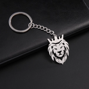 Détail macro d'un porte-clés pendentif lion à couronne argentée sur fond en cuir noir