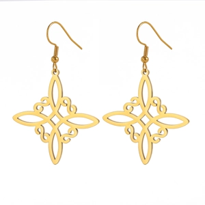 Goldene Edelstahl-Ohrringe mit keltischem Knoten und Stern-Anhängern auf weißem Hintergrund