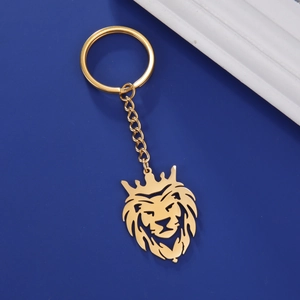 Vue détaillée du pendentif tête de lion à couronne dorée sur un porte-clés doré chic
