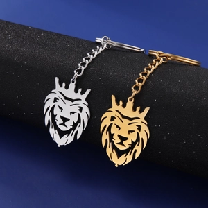 Vue détaillée des porte-clés tête de lion en or et argent avec texture métallique polie
