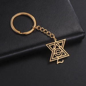 Détail du porte-clés doré triangle de la Franc-Maçonnerie avec symbole de lettre G