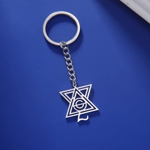 Détail du porte-clés en acier inoxydable poli avec pendentif géométrique entrelacé