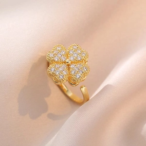 Anello girevole a quadrifoglio in oro con zirconi brillanti e fascia regolabile