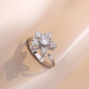 Verstellbarer S925 Silberring mit hexagonalem Blumendesign und Zirkonia auf Seide