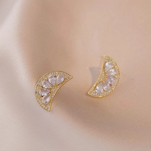 Exquisite 18K Gold Halbmond Ohrringe in Fächerform mit funkelnden Zirkonia-Steinen