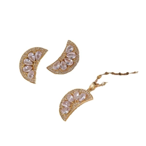 Goldenes Set aus Anhänger und Ohrringen mit strahlenden weißen Zirkonia-Steinen