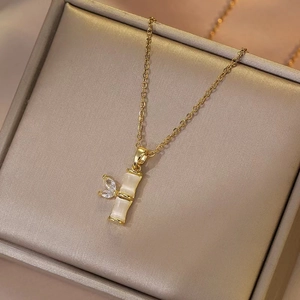 Elegante halsketting met bamboe hanger van kattenoogsteen en zirkonia bladeren in goud
