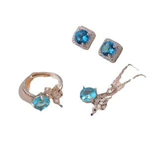 Eleganter himmelblauer Topas Schmetterling Schmuckset mit Halskette und Ring