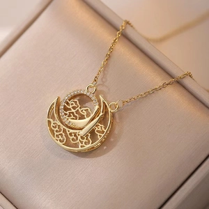 Collana luna e sole in acciaio al titanio dorato con intarsi di zirconi bianchi