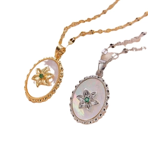 Vintage-Halskette mit ovalem Perlmutt-Blumenanhänger in Gold- und Silberoptik