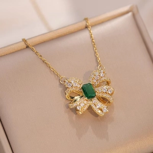 Goldene Schleifenkette mit Zirkonia-Pavé und einem rechteckigen grünen Edelstein-Anhänger