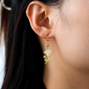 Boucles d'oreilles tulipes dorées élégantes avec émail blanc et détails verts