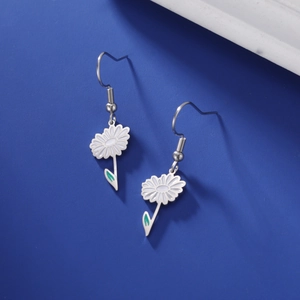 Détail de boucles d'oreilles crochet en argent avec émail marguerite blanche et vert