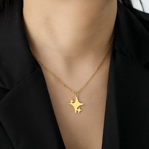 Minimalistische gouden titanium stalen ketting met een fonkelende vierpuntige ster hanger