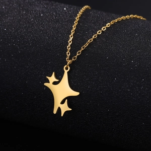 Detailopname van gouden sterhanger ketting op een zwarte sieradenstandaard luxe