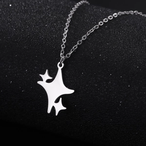 Detail van de zilveren sterhanger met drie fonkelende sterren aan een fijne schakelketting