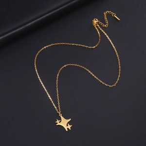 Macro-detail van de gouden sterrenketting met spiegelglans op zwart mat leer