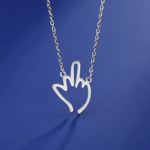 Silberne Halskette aus Edelstahl mit Mittelfinger-Geste-Anhänger und feiner Kette auf Blau