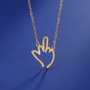 Poliertes Gold-Edelstahlhalskette mit Mittelfinger-Anhänger auf blauem Hintergrund