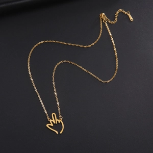 Detailansicht der goldene Mittelfinger-Anhänger mit robuster Edelstahl-Halskette und Verschluss