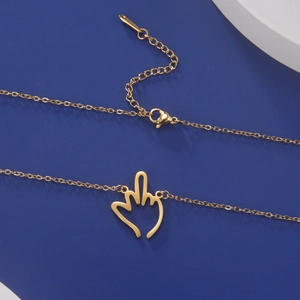 Detailansicht der goldenen Mittelfinger-Kette mit Karabinerverschluss und feiner Gliederkette