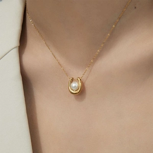 Hufeisen Künstliche Perlen Anhänger Halskette Edelstahl Vergoldet Minimalistisch Elegant Schmuck Geschenk Frauen Mädchen
