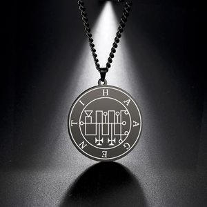 Halskette aus schwarzem Edelstahl mit graviertem silbernem Hagenti-Siegel und okkultem Symbol