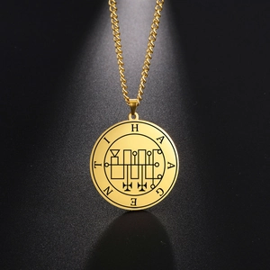 Goldene Edelstahlkette mit graviertem Hagenti-Rundanhänger auf einem dunklen Hintergrund