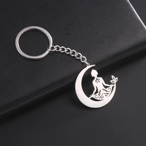Détails de l'anneau porte-clés en acier avec croissant de lune et motif yoga lotus