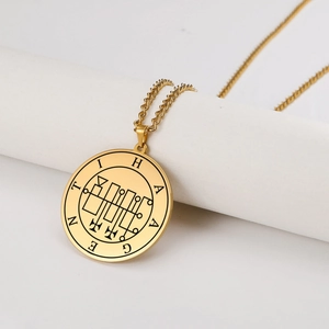 Nahaufnahme der goldenen Rundhalskette mit HAGENTI-Gravur und mystischen Symbolen am Design