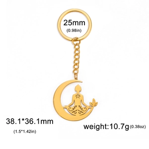 Porte-clés lune doré avec figurine de yoga montrant les dimensions de 38,1x36,1mm