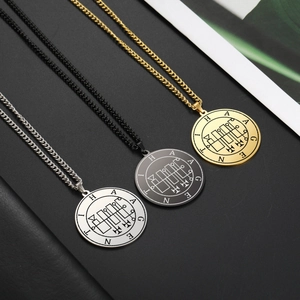 Detailansicht der runden Edelstahl-Anhänger mit Buchstaben in Silber, Gold und Schwarz