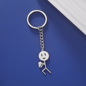 Gepolijste metalen sleutelhanger met hartvormige hanger op blauw-witte achtergrond