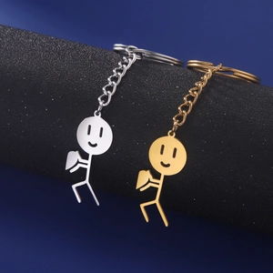 Detailopname van goud- en zilverkleurige poppetjes hangers met hartjes op een houder