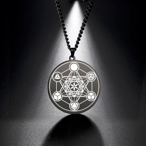 Détail du pendentif rond en acier noir avec gravure du Cube de Métatron sacré