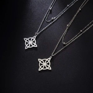 Detailansicht silberner Edelstahlanhänger mit Keltenknoten und Perlenketten-Design