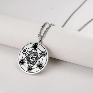 Vue détaillée du pendentif en acier inoxydable argenté avec hexagramme géométrique