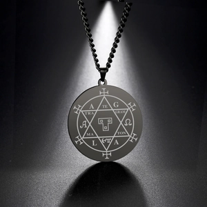 Schwarze Edelstahlkette mit lasergraviertem Hexagramm und mystischem Runenanhänger