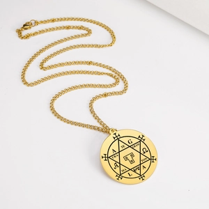 Makro-Detail der goldenen Edelstahlkette mit graviertem Hexagramm-Okkultismus-Anhänger