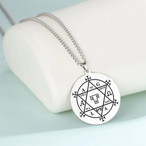 Detailaufnahme des gravierten Hexagramm-Anhängers aus Edelstahl mit Symbolen