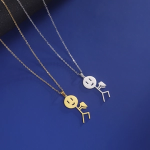 Ciondoli a forma di omino in finitura oro e argento su sfondo blu in stile minimal