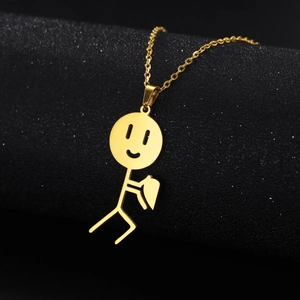 Dettaglio di un ciondolo a forma di omino dorato con viso sorridente su catena a O