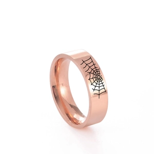 Anello in acciaio inossidabile oro rosa con motivo a ragnatela nera inciso al laser