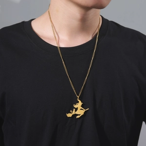 Collana minimalista in acciaio inossidabile dorato con ciondolo silhouette di strega