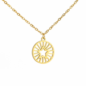 Gouden roestvrijstalen ketting met ronde hanger en een stralend sterrenpatroon ontwerp