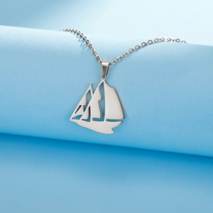 Collar con colgante de velero en acero inoxidable plateado con diseño pulido calado para hombre