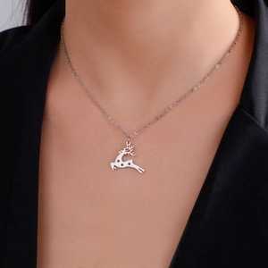 Collar de acero inoxidable con colgante de reno y estrella calada para mujer
