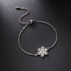 Détail macro du pendentif géométrique en argent avec fermoir mousqueton et chaînette