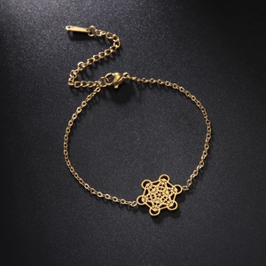 Détail d'un bracelet en acier inoxydable doré avec pendentif mandala et poinçon S.STEEL