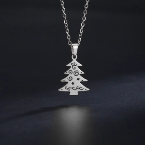 Collar con colgante de árbol de Navidad minimalista en acero inoxidable plateado oscuro